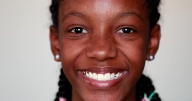 Kameraya gülümseyen Afrikalı mutlu zenci kız. Portre gençliği