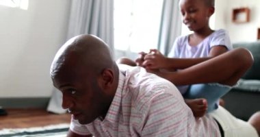 Küçük çocuk babasıyla evde, Afrikalı siyah oğul ve baba kaynaşıyor.