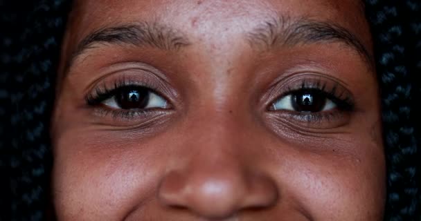 Hymyilevä Onnellinen Musta Afrikkalainen Amerikkalainen Nuori Nainen Silmät Katselee Kameraa — kuvapankkivideo