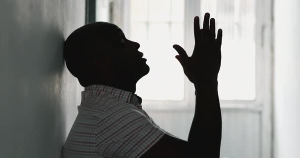 Afrikaanse Man Zoek Naar God Hulp Begeleiding Het Verhogen Van — Stockvideo