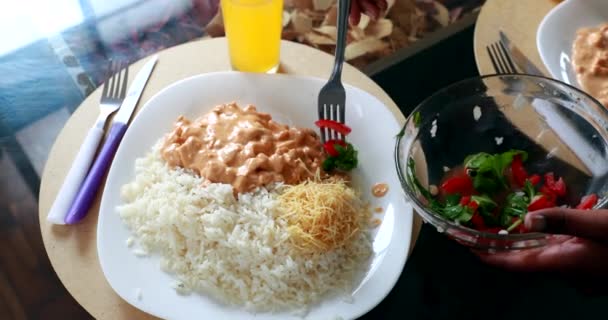 Braziliaanse Rundvlees Stroganoff Bord Voor Lunch — Stockvideo