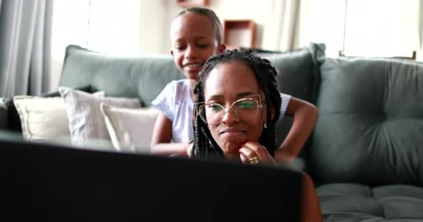 Mãe Tentando Trabalhar Frente Laptop Com Menino Querendo Atenção Pai — Vídeo de Stock