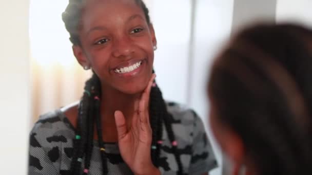 Black African Teen Girl Smiling Front Mirror — Wideo stockowe