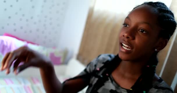 Millennial Teen Black Girl Speaking Camera Making Social Media Video — Video Stock