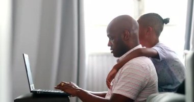 Siyah baba dizüstü bilgisayar ekranını kapatıyor, çocuk ilgi istiyor