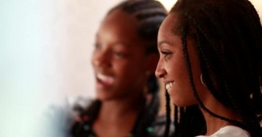 Mutlu iki kız şarkı söyleyip dans ediyor. Gizli Afrikalı kız kardeşler