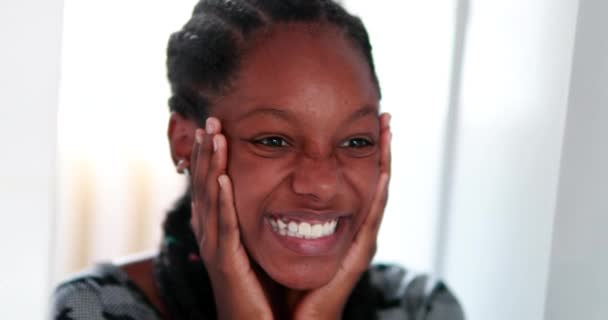 Confiant Noir Adolescent Fille Regarder Elle Même Dans Miroir — Video