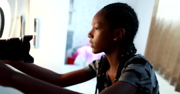 Μαύρη Έφηβος Κορίτσι Influencer Πατώντας Ρεκόρ Λήψης Βίντεο Για Μέσα — Αρχείο Βίντεο