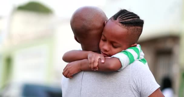 Hijo Africano Abrazando Padre Negro Etnia Familia Amor Afecto Abrazo — Vídeos de Stock