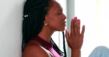 Zenci kadın Tanrı 'dan yardım diliyor