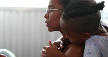 Anne evde çalışıyor ve evde çoklu görev yapıyor.