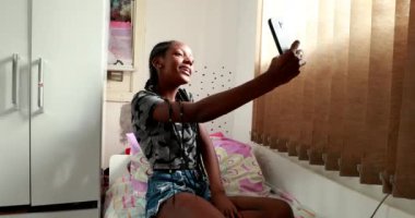 Cep telefonuyla video kaydeden genç bir kız. Afrikalı etnik kız videoda akıllı telefonla konuşuyor