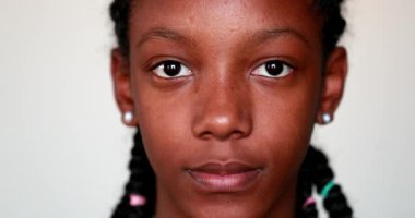 Yakın plan Afrikalı siyahi kız yüzü kameraya bakıyor.