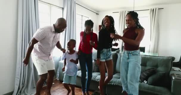 Baile Familiar Etnia Africana Celebrando Buenas Noticias — Vídeo de stock