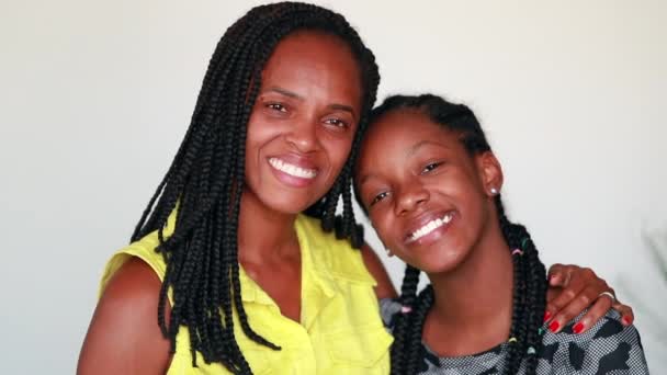 アフリカの母親と娘が一緒にポーズ 黒人アメリカ人の母と十代の女の子の肖像 — ストック動画
