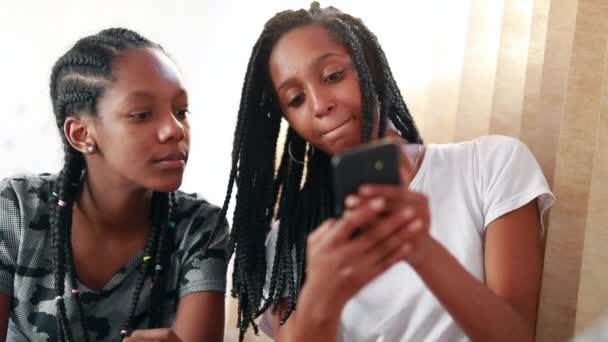 Mixed Race Teen Girlfriends Sharing Cellphone Screen Gossiping Social Media — Vídeos de Stock