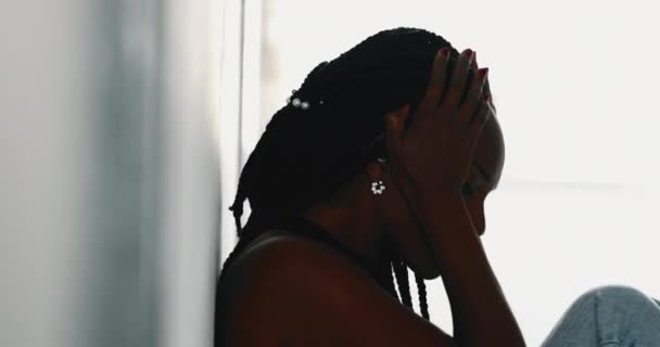 Mujer Africana Preocupada Sintiendo Ansiedad Silueta Mujer Negra Depresión — Vídeos de Stock