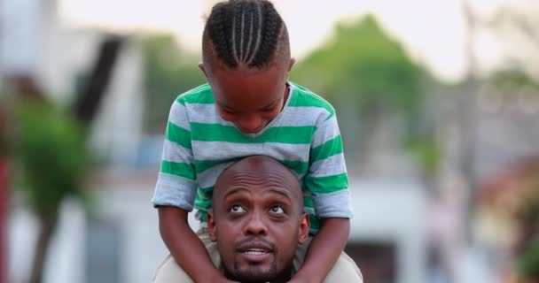 Filho Nos Ombros Pai Criança Africana Feliz Pai Unindo Livre — Vídeo de Stock