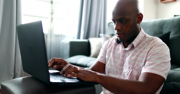 Czarny Mężczyzna Pracuje Domu Pisząc Laptopie — Wideo stockowe