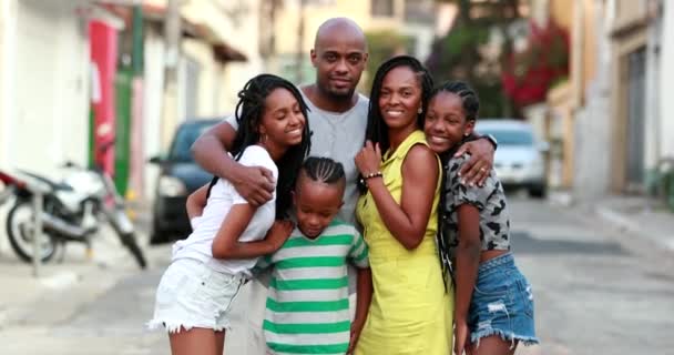 Gyönyörű Fekete Családi Ölelés Szerető Apa Ölelgeti Feleségét Gyerekeit Afrikai — Stock videók