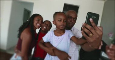 Siyah Afrikalı aile selfie çekiyor, ebeveynler ve çocuklar fotoğraf için poz veriyor.