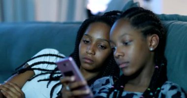 Akıllı telefon cihazındaki içerikten hoşlanmayan bir kız. Yüze yakın duygu.