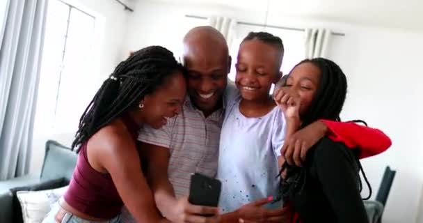 Afrikanische Familie Erlebt Moment Der Freude Und Des Glücks Als — Stockvideo