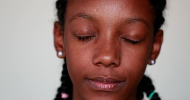 Portrait Black Teen Child Girl Closing Opening Eyes Adolescent African — Stock videók