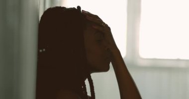 Siyahi kadın zorluklarla başa çıkıyor