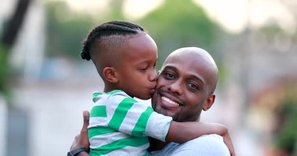 Padre Hijo Amor Afecto Etnia Negra Africana Papá Niño Abrazan — Vídeos de Stock