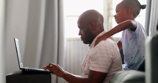 Black Dad Using Laptop Child Son Doing Back Massage — 图库视频影像