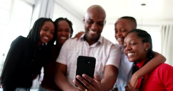 Familia Africană Culoare Vorbește Membru Familiei Prin Intermediul Camerei Smartphone — Videoclip de stoc
