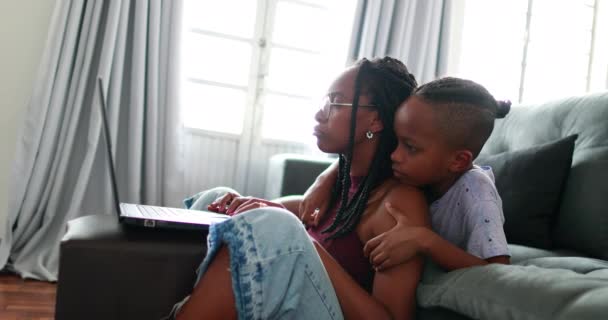 Чёрный Африканский Родитель Работает Дома Ноутбуке Многозадачность Матери — стоковое видео