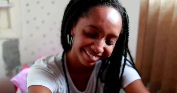Щаслива Дівчина Підліток Посміхається Персональні Реальні Люди Африканська Етнічність — стокове відео