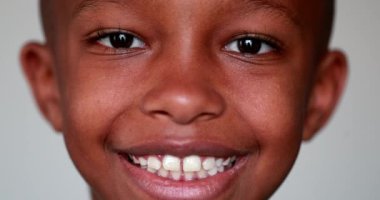 Kameraya gülümseyen melez çocuk. Afrika kökenli Amerikalı küçük çocuğun yüz resmi.