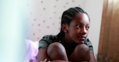 Düşünceli siyah genç kız çocuk düşüncesi. Düşünceli üzgün depresif ergen kız.