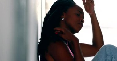 Siyah kadın saçlarını düzeltiyor, Afrikalı kadın saçlarını düzeltiyor.