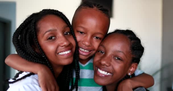 Little Brother Steen Sisters Embrace Black African Ethnicity Children — Stock Video