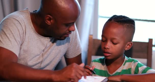 Kleiner Junge Macht Hausaufgaben Hause Afrikanischer Vater Hilft Sohn Beim — Stockvideo