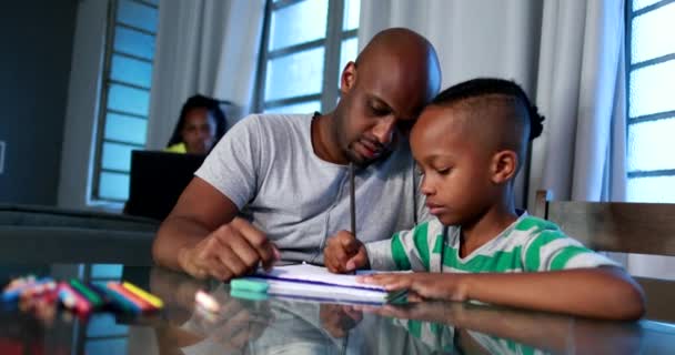 Pai Mentoring Filho Pai Ajudando Criança Com Estudo Lição Casa — Vídeo de Stock