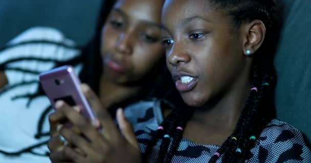 Девушка Смешанной Расы Смотрит Экран Мобильного Телефона Ночью — стоковое видео