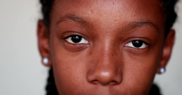 Mladý Černošky Černošky Dívka Otevření Oči Úsměvem Kameru Close Dítě — Stock video