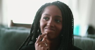 Siyah kızın bir fikri var.