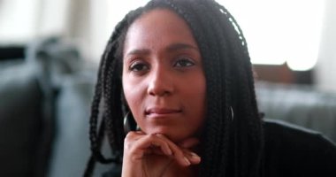 Düşünceli siyah genç kız, düşünceli Afrikalı genç kadın