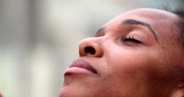 Gözleri kapalı dua eden bir kadın, meditasyon yapan Afrikalı siyah bir kadın.