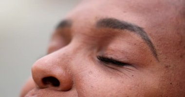 Düşünceli insan meditasyon ve duada gözlerini kapatır ve açar.