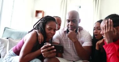 Aile başarısı zafer reaksiyonu akıllı telefondan video izliyor. Afrikalı siyahi aile tezahüratı