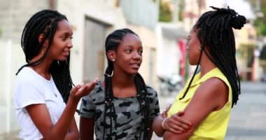 Anne ve kızları açık havada konuşuyorlar. Sıradan bir anne, gençlerle sohbet ediyor.