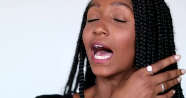 Portrait Millennial African Girl Touching Face Hair Talking Casually Camera — Video