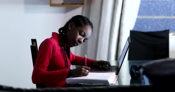 Dospívající Afričan Dívka Dělá Domácí Úkoly Noci Černošky Dospívající Žena — Stock video